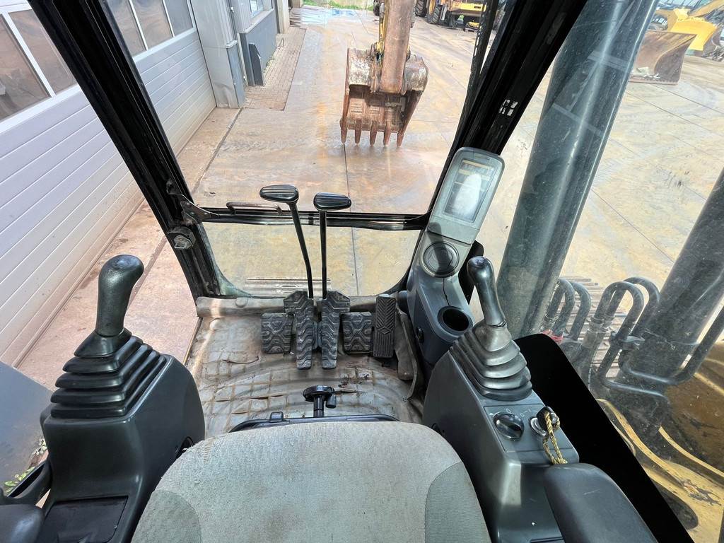 CAT 320D - bucket with teeth