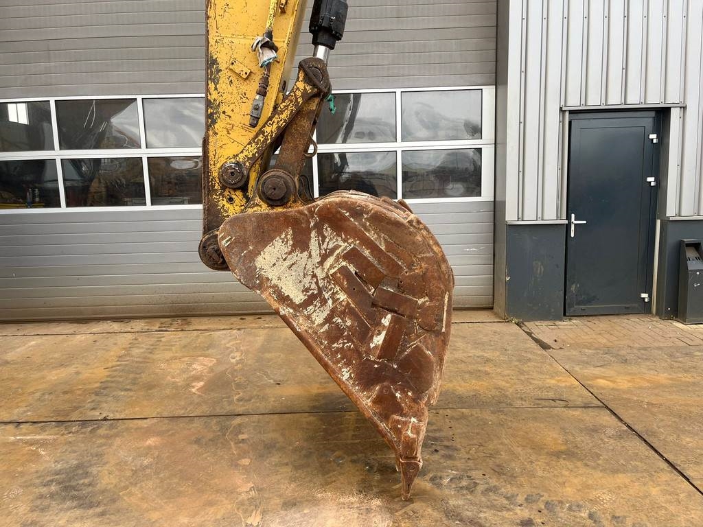 CAT 320D - bucket with teeth