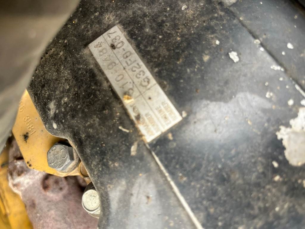 CAT 320D - bucket with teeth