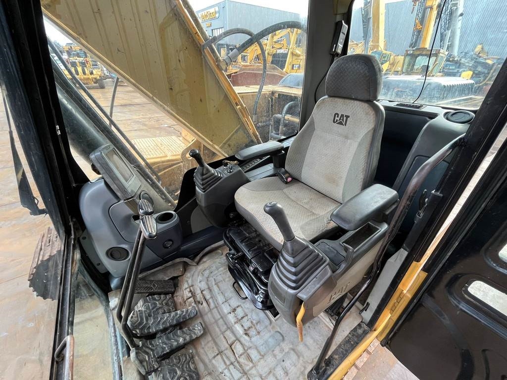 CAT 320D - bucket with teeth