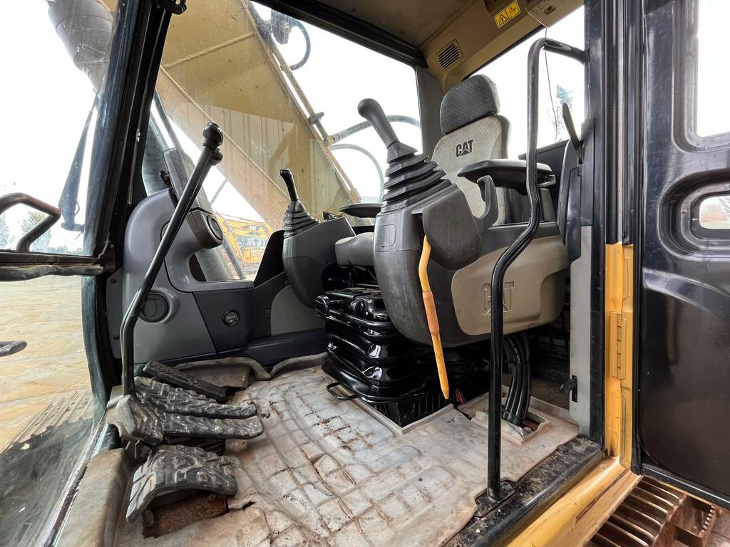 CAT 320D - bucket with teeth