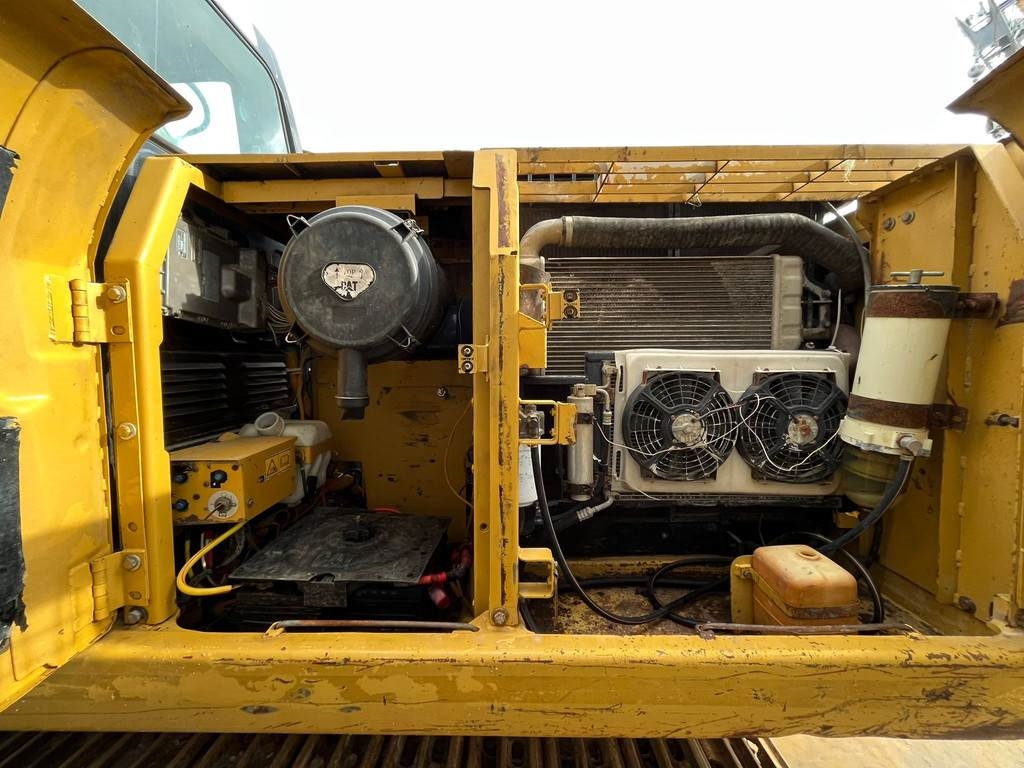 CAT 320D - bucket with teeth
