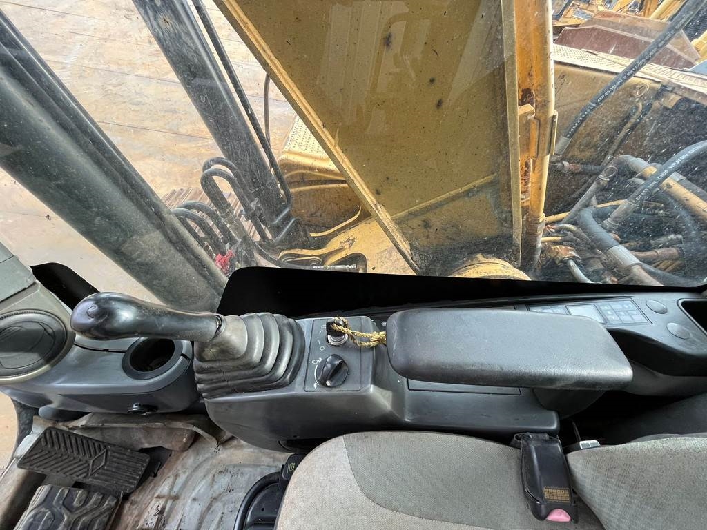 CAT 320D - bucket with teeth