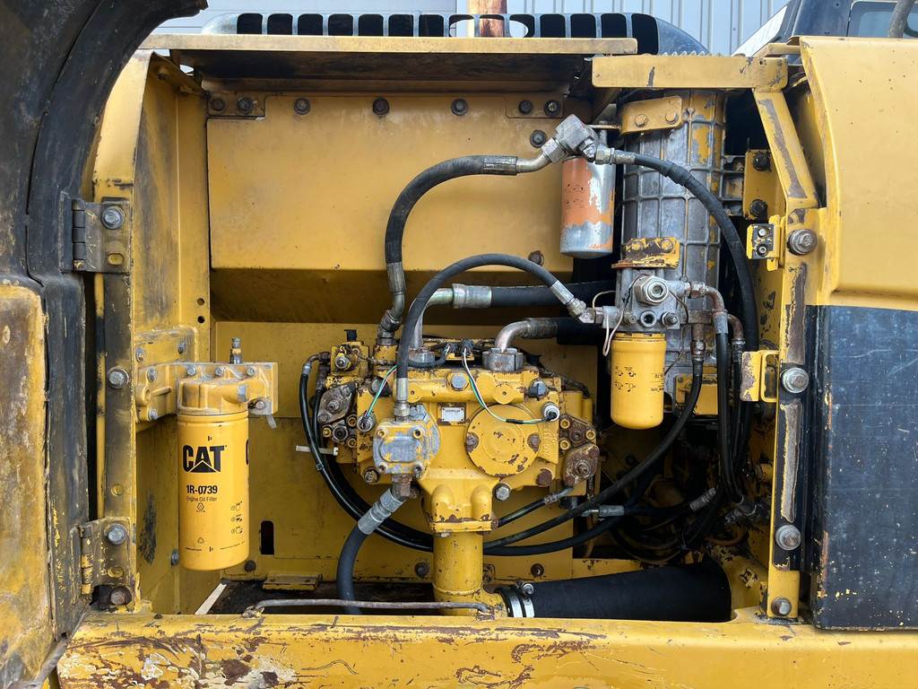 CAT 320D - bucket with teeth