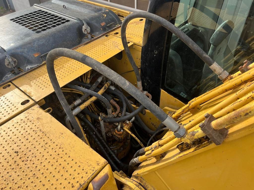 CAT 320D - bucket with teeth