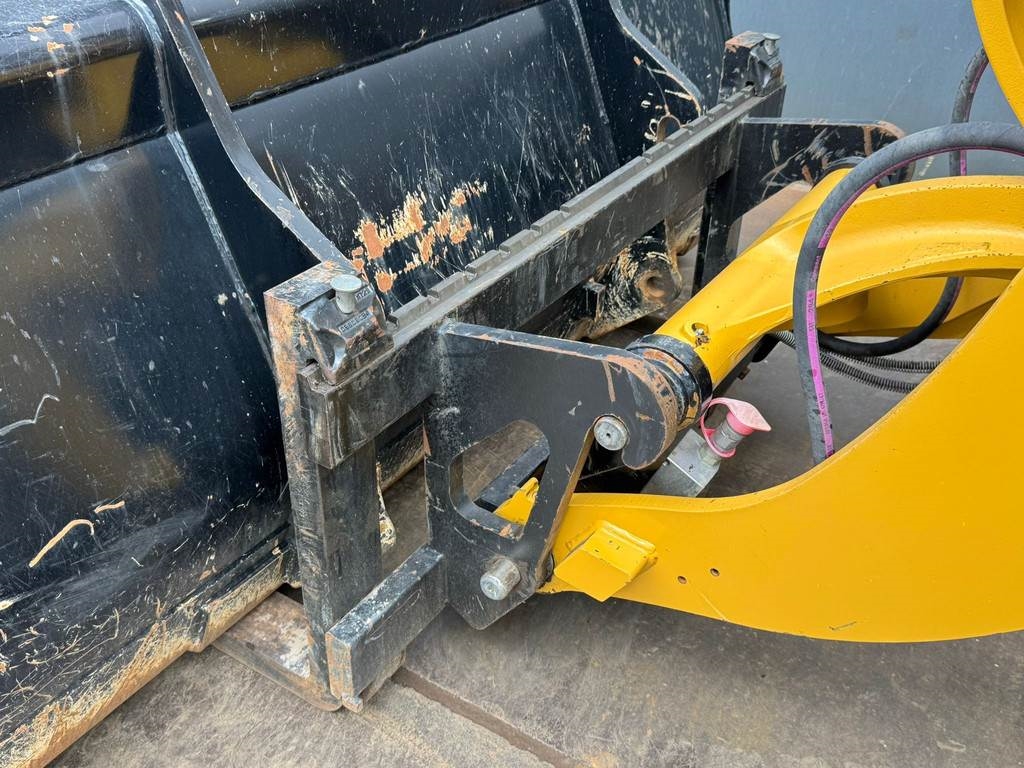 CAT 908M - Bucket + forks