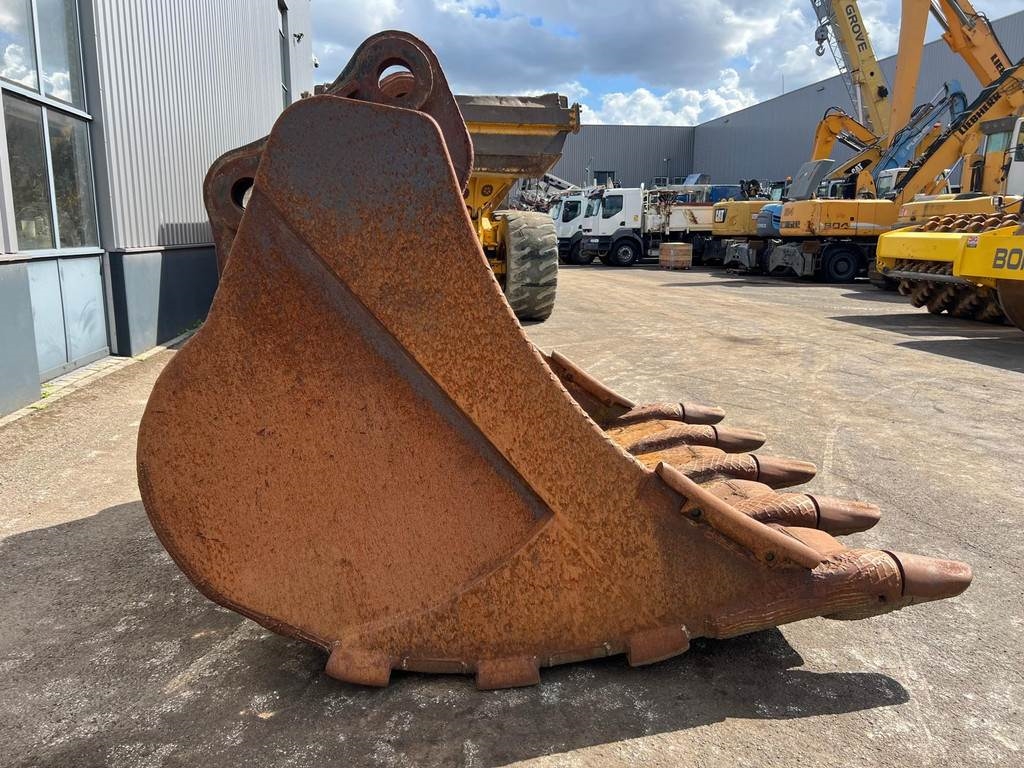 CAT 385 bucket with teeth
