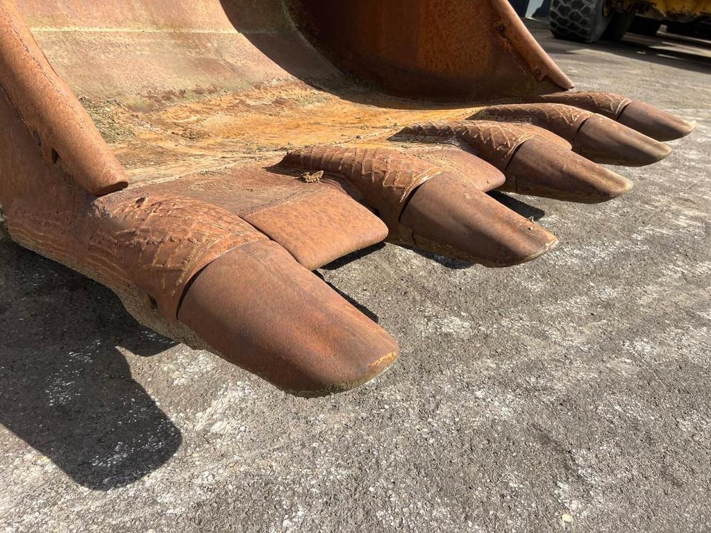 CAT 385 bucket with teeth