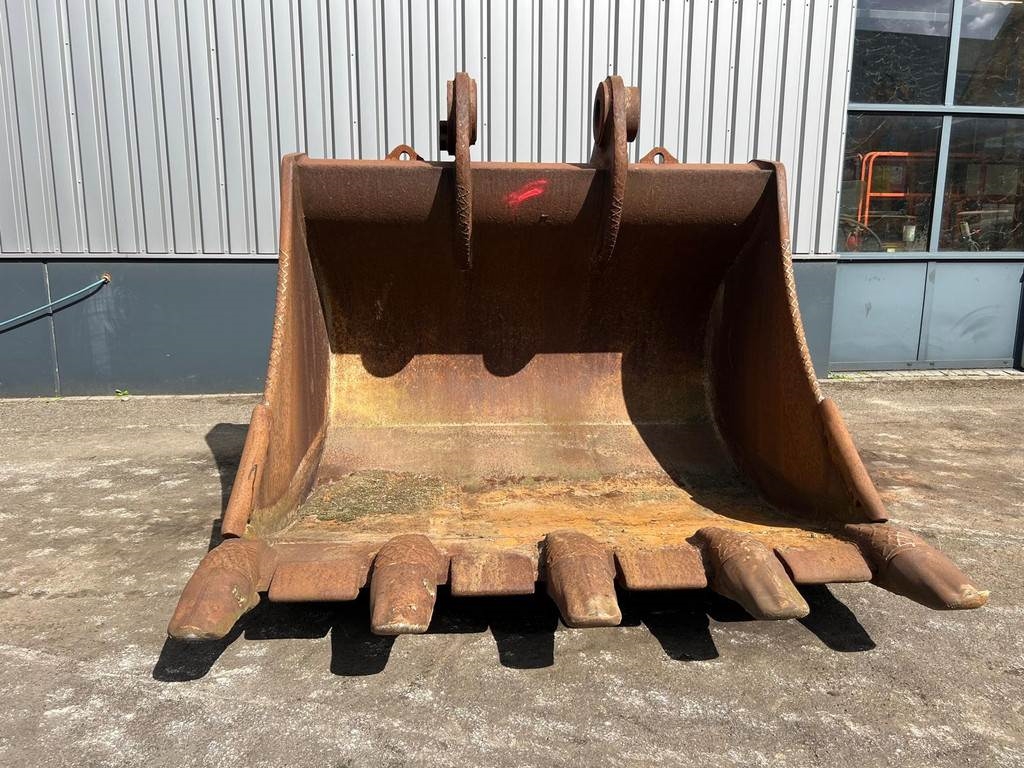 CAT 385 bucket with teeth