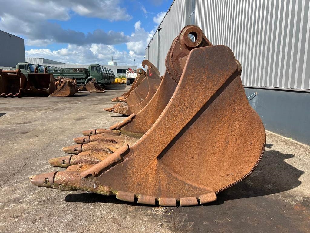 CAT 385 bucket with teeth