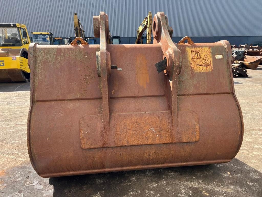 CAT 385 bucket with teeth