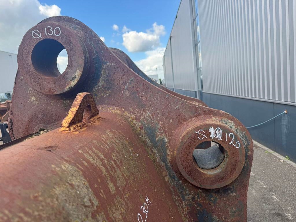 CAT 385 bucket with teeth