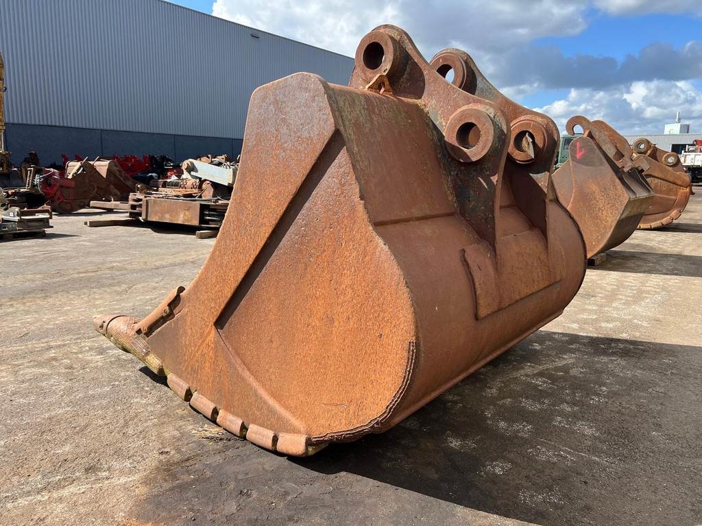 CAT 385 bucket with teeth
