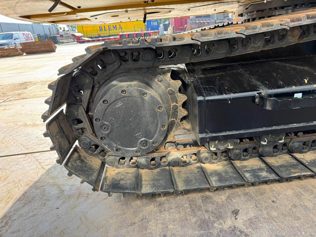 CAT 323D3