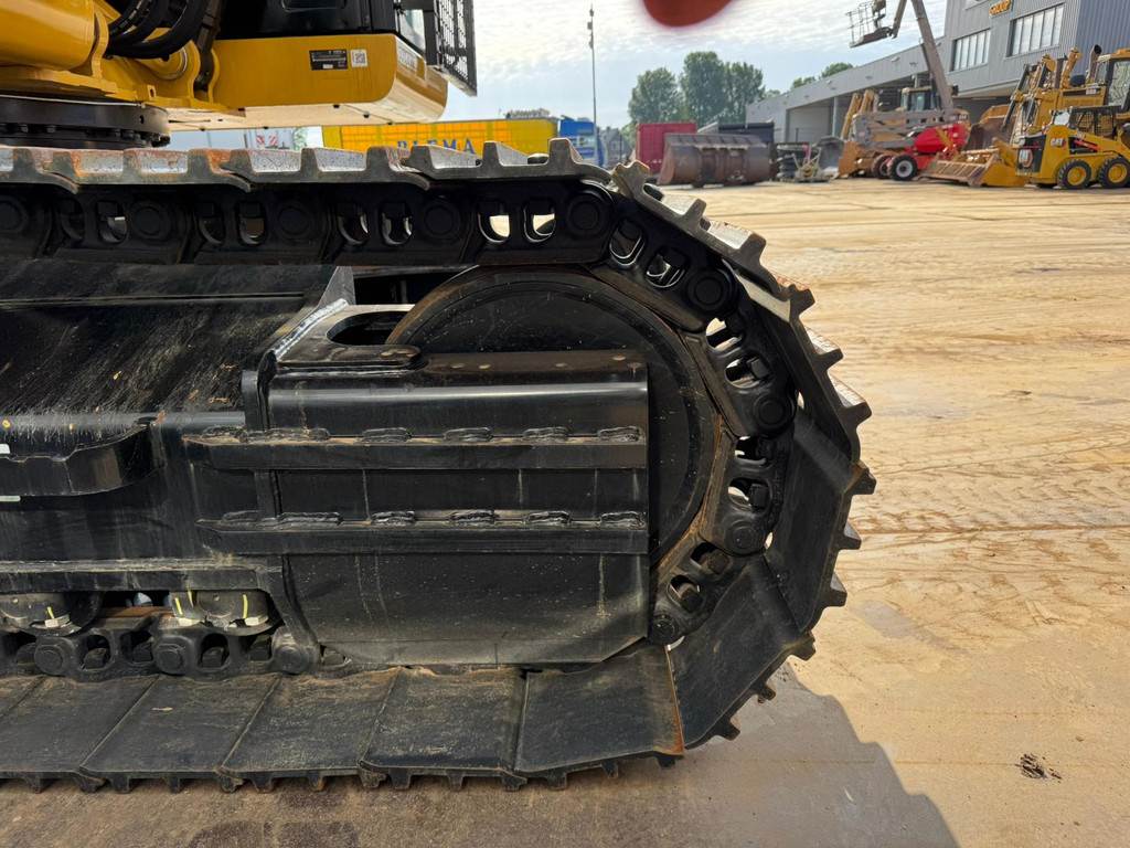 CAT 323D3