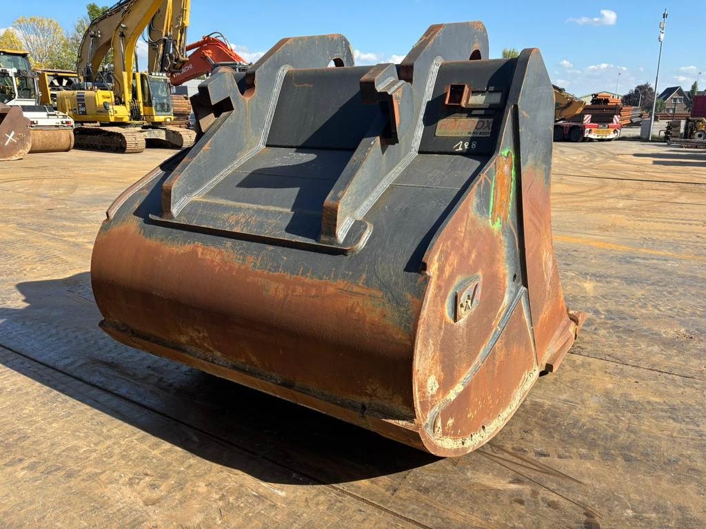 Verachtert HD bucket with teeth CW70 for 374F
