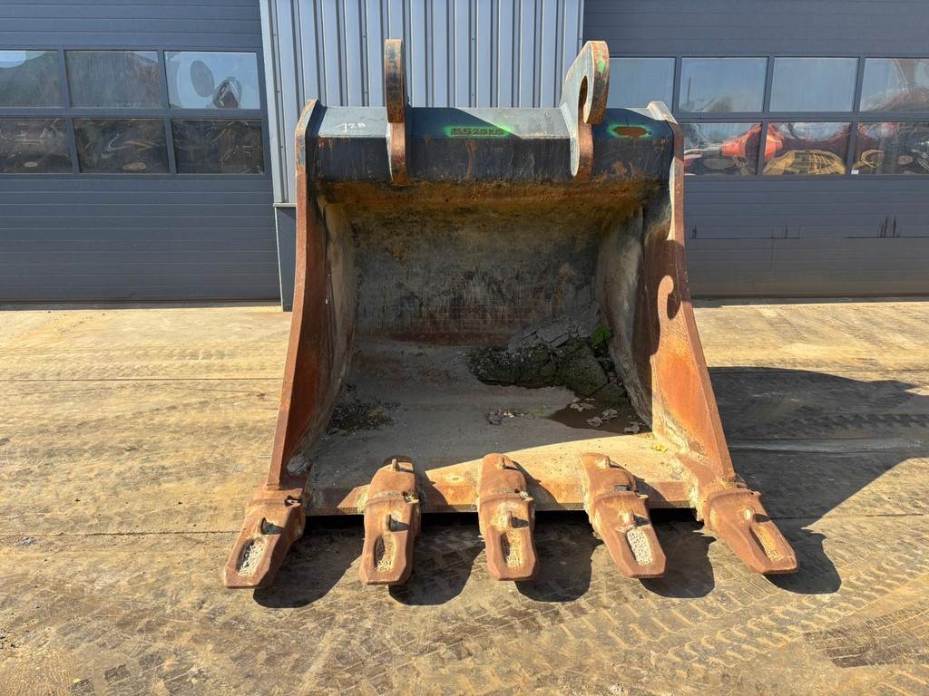 Verachtert HD bucket with teeth CW70 for 374F