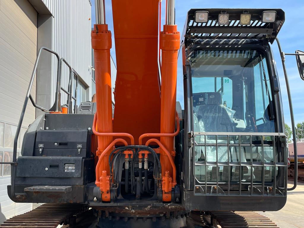 2019 Hitachi ZX300LCN-6-49077324