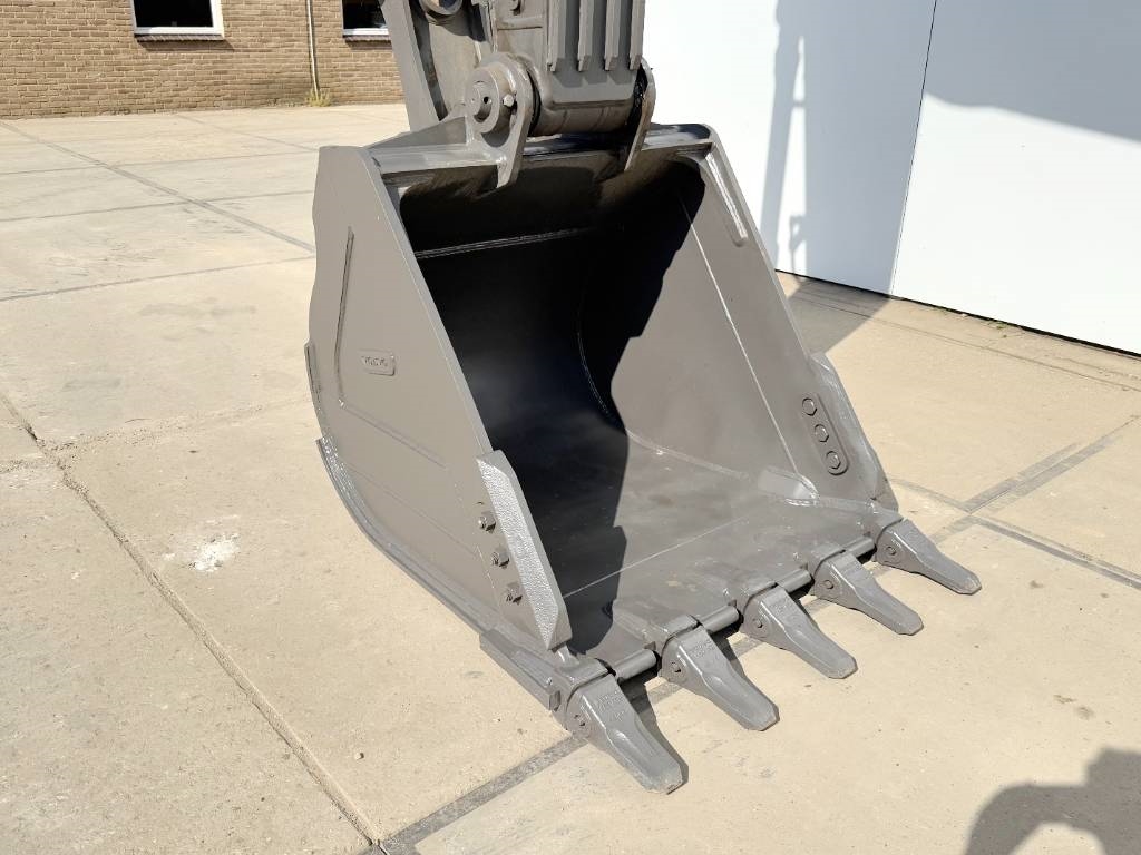 Volvo EC210 - Unused / New 2025 Model / Hammer Lines