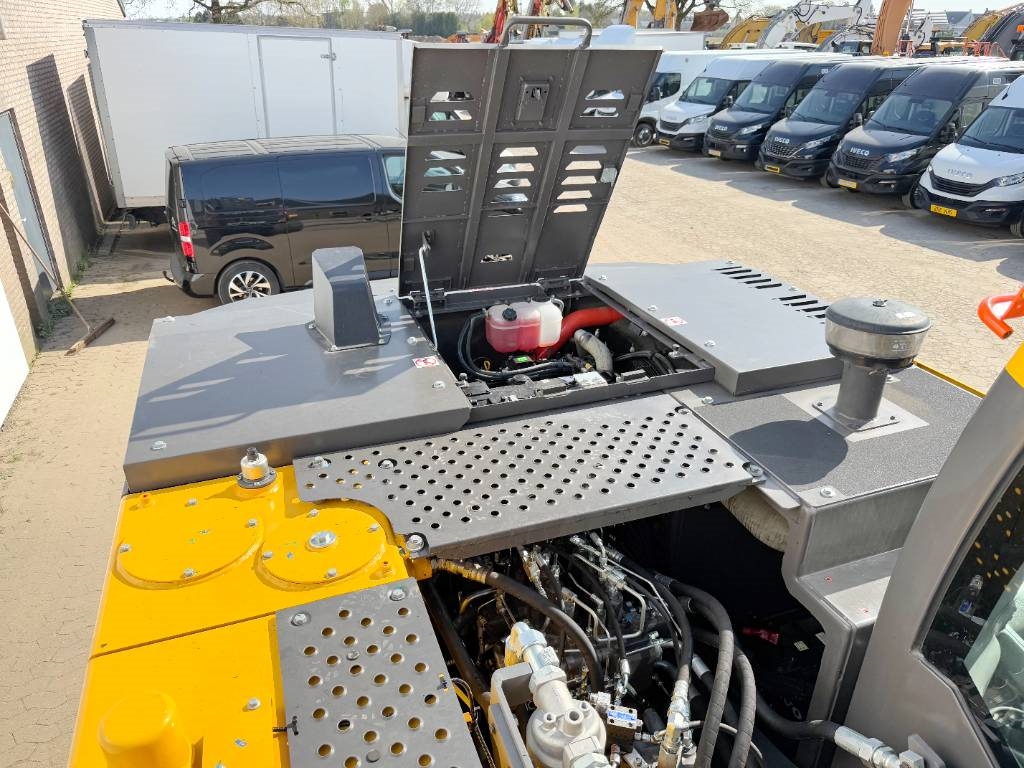 Volvo EC210 - Unused / New 2025 Model / Hammer Lines