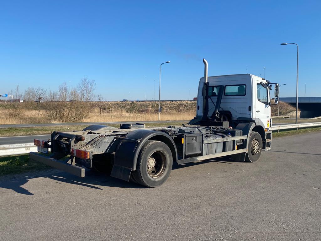 Mercedes-Benz AXOR 1829 4x2 chassis cab