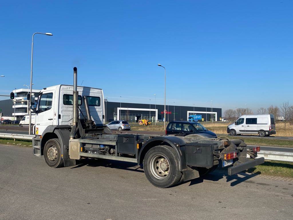 Mercedes-Benz AXOR 1829 4x2 chassis cab