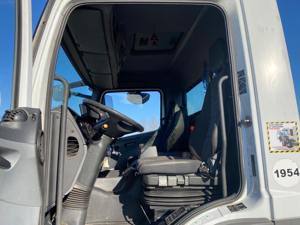 Mercedes-Benz AXOR 1829 4x2 chassis cab