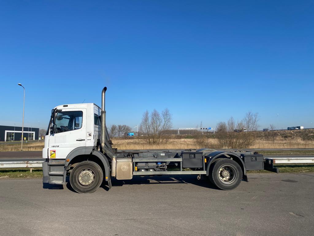 Mercedes-Benz AXOR 1829 4x2 chassis cab