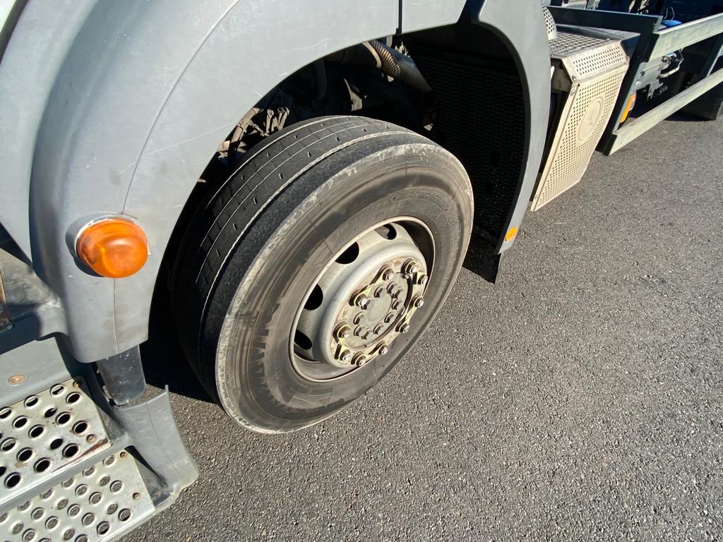 Mercedes-Benz AXOR 1829 4x2 chassis cab