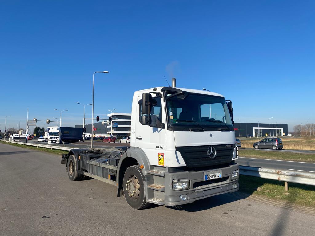 Mercedes-Benz AXOR 1829 4x2 chassis cab