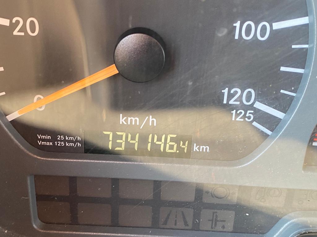 Mercedes-Benz AXOR 1829 4x2 chassis cab