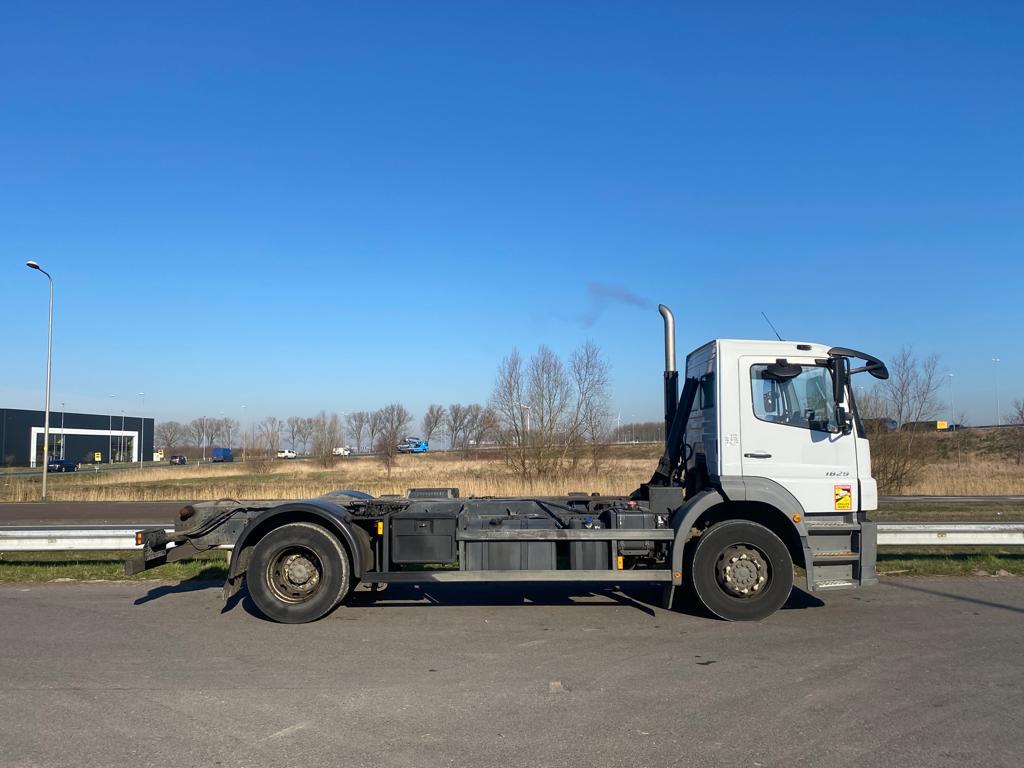 Mercedes-Benz AXOR 1829 4x2 chassis cab