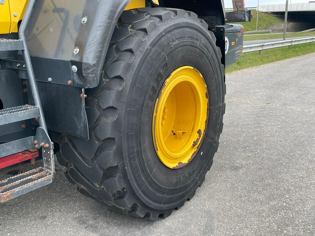 2020 Komatsu WA320-46893617