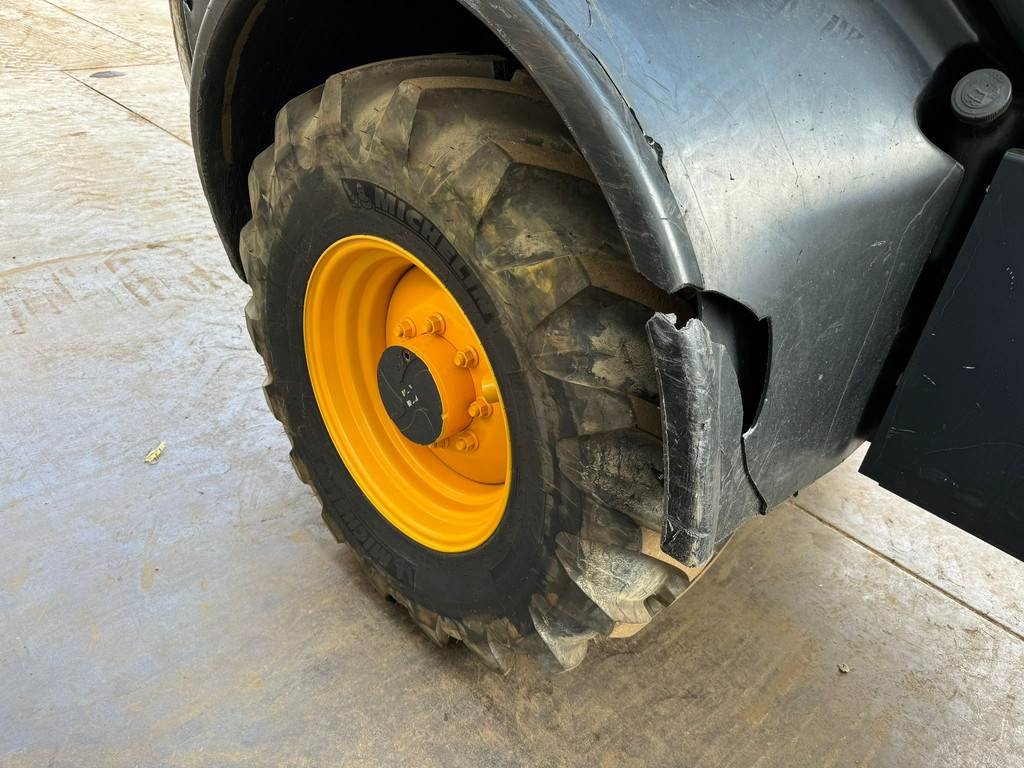 Komatsu WA100M-8EO - New Tires