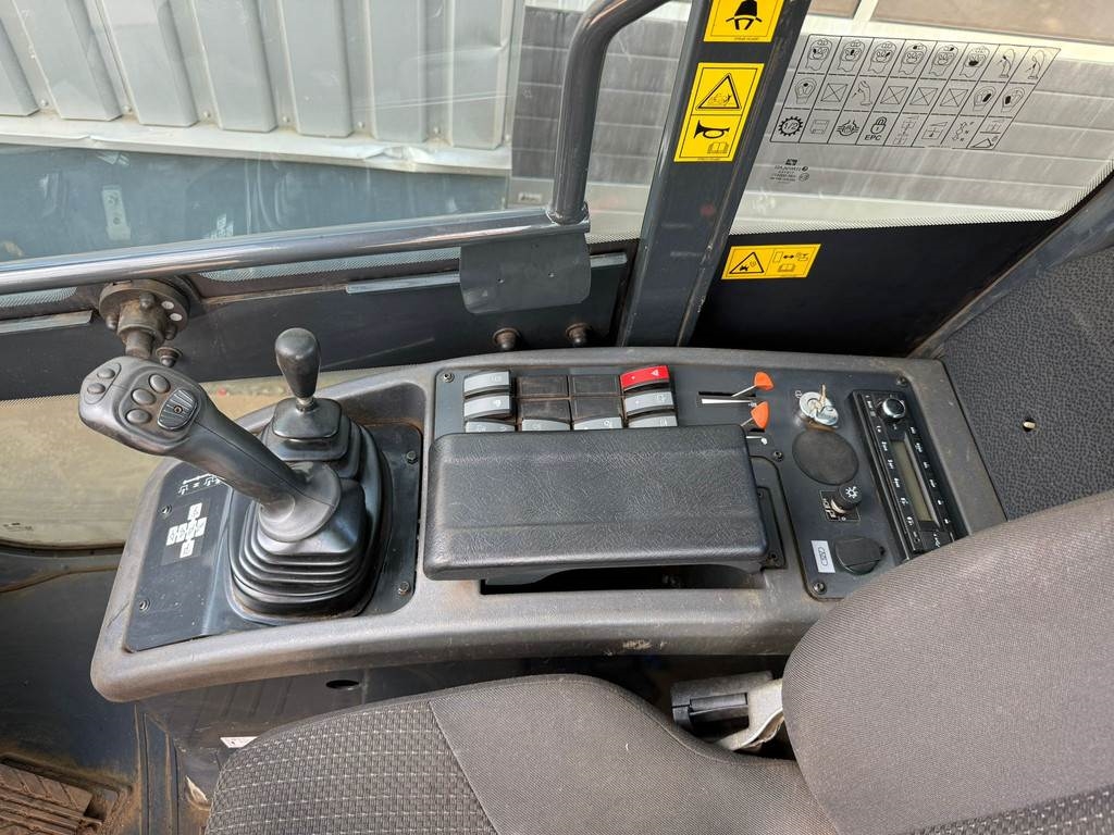 Komatsu WA100M-8EO - New Tires