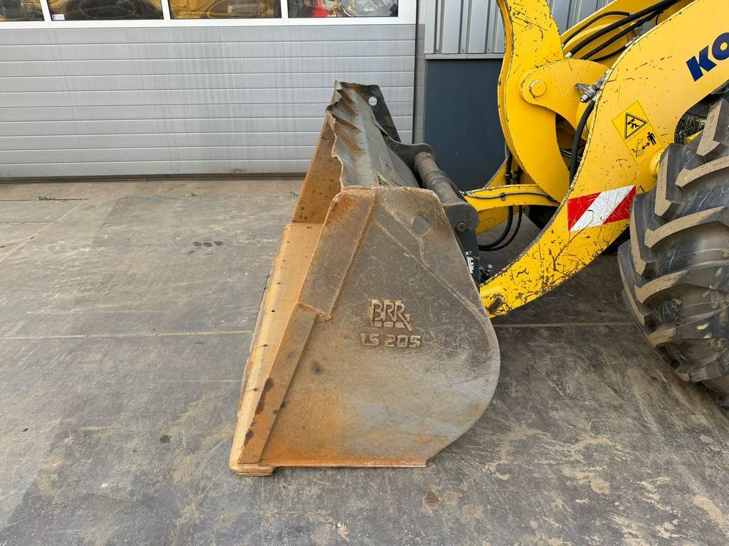 Komatsu WA100M-8EO - New Tires