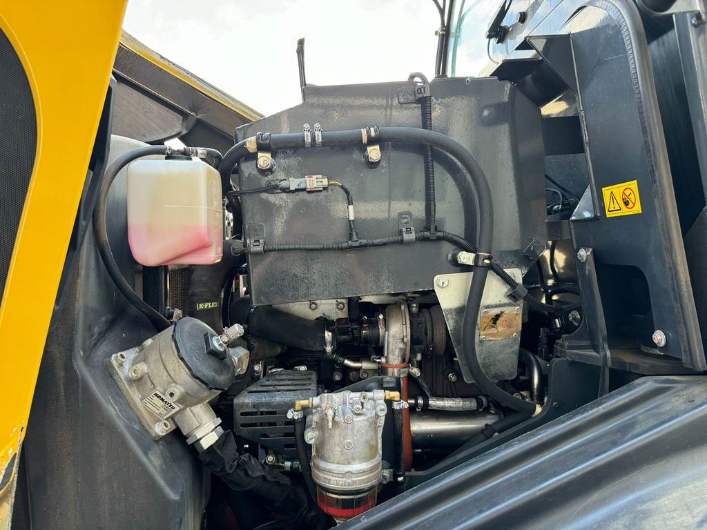 Komatsu WA100M-8EO - New Tires