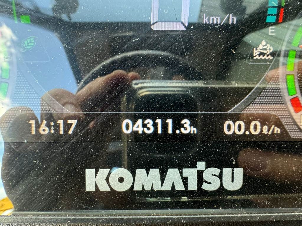 Komatsu WA100M-8EO - New Tires