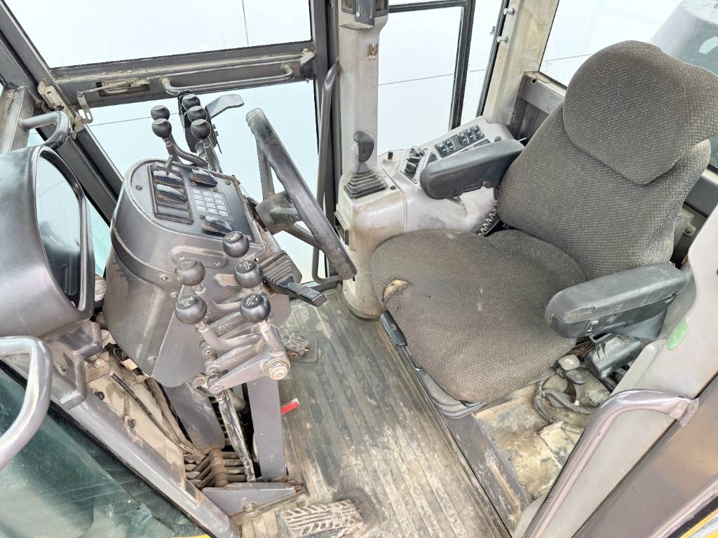 Volvo G970 - 4.88m Blade / 3 Tine Ripper / EPA