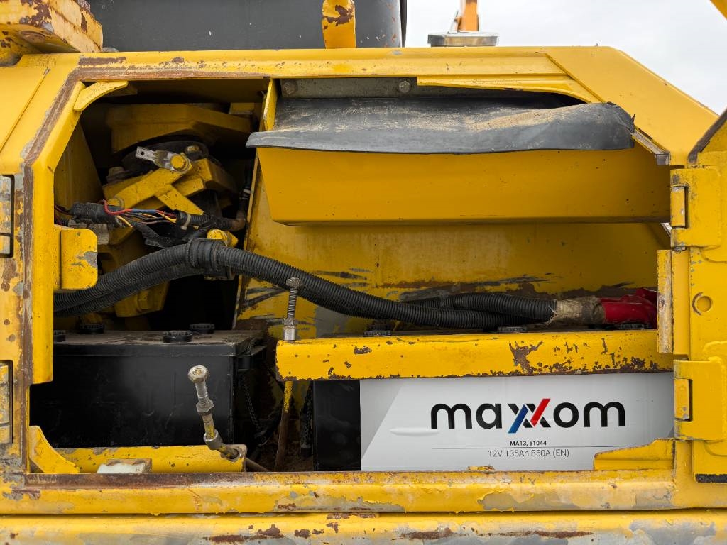 Komatsu D61PX15 - 6 Way + Folding Blade / CE + EPA / AC