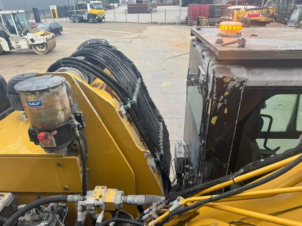 CAT 336FL Tracked material handler
