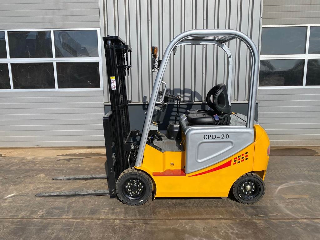 CPD 20 Forklift - 2.000 kg loading cap.  Machineryscanner
