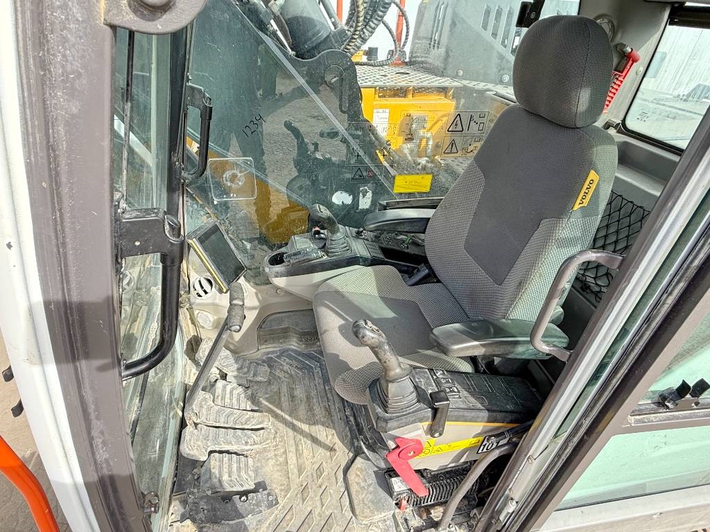 Volvo ECR235EL - Triple Boom / 2 Buckets Included