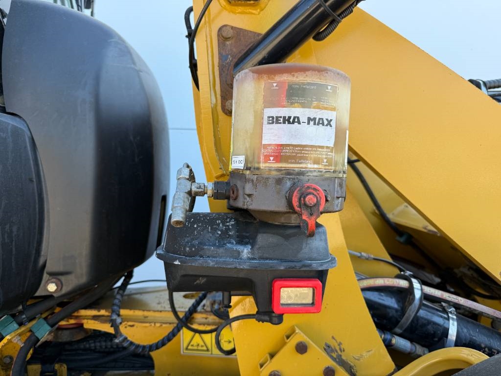 CAT 906H - Auto Greasing / Quick Coupler