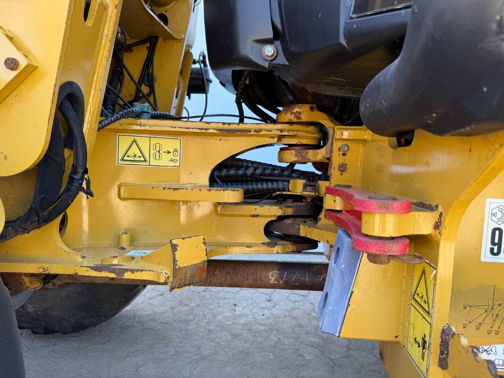 CAT 906H - Auto Greasing / Quick Coupler