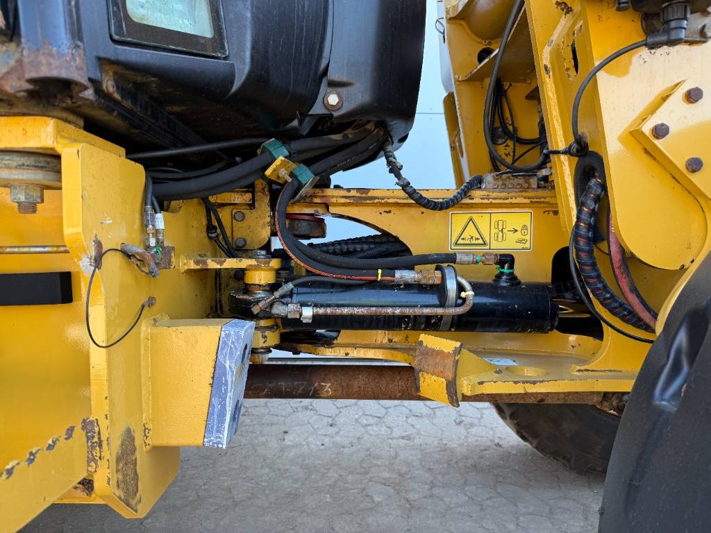 CAT 906H - Auto Greasing / Quick Coupler