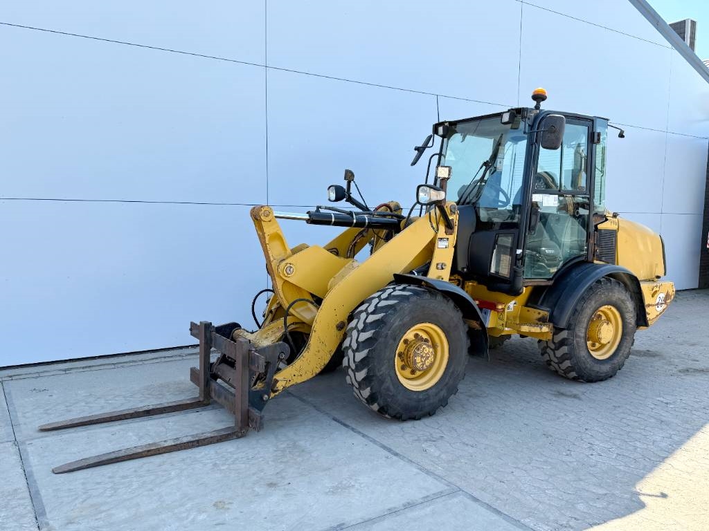 CAT 906H - Auto Greasing / Quick Coupler