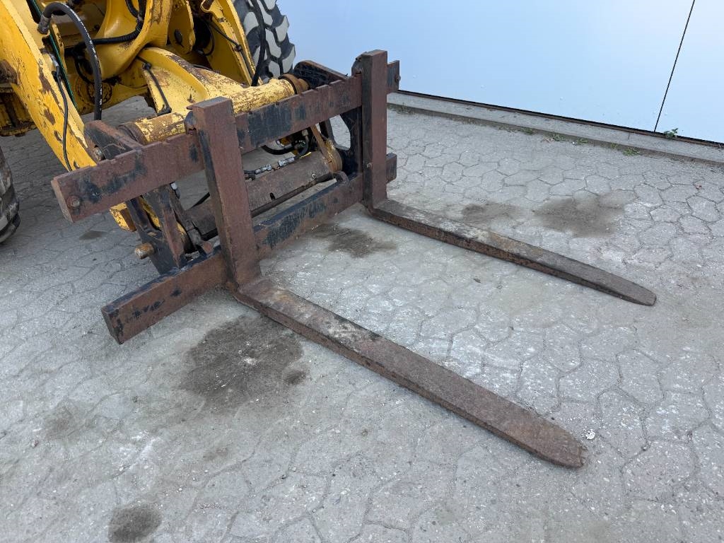 CAT 906H - Auto Greasing / Quick Coupler