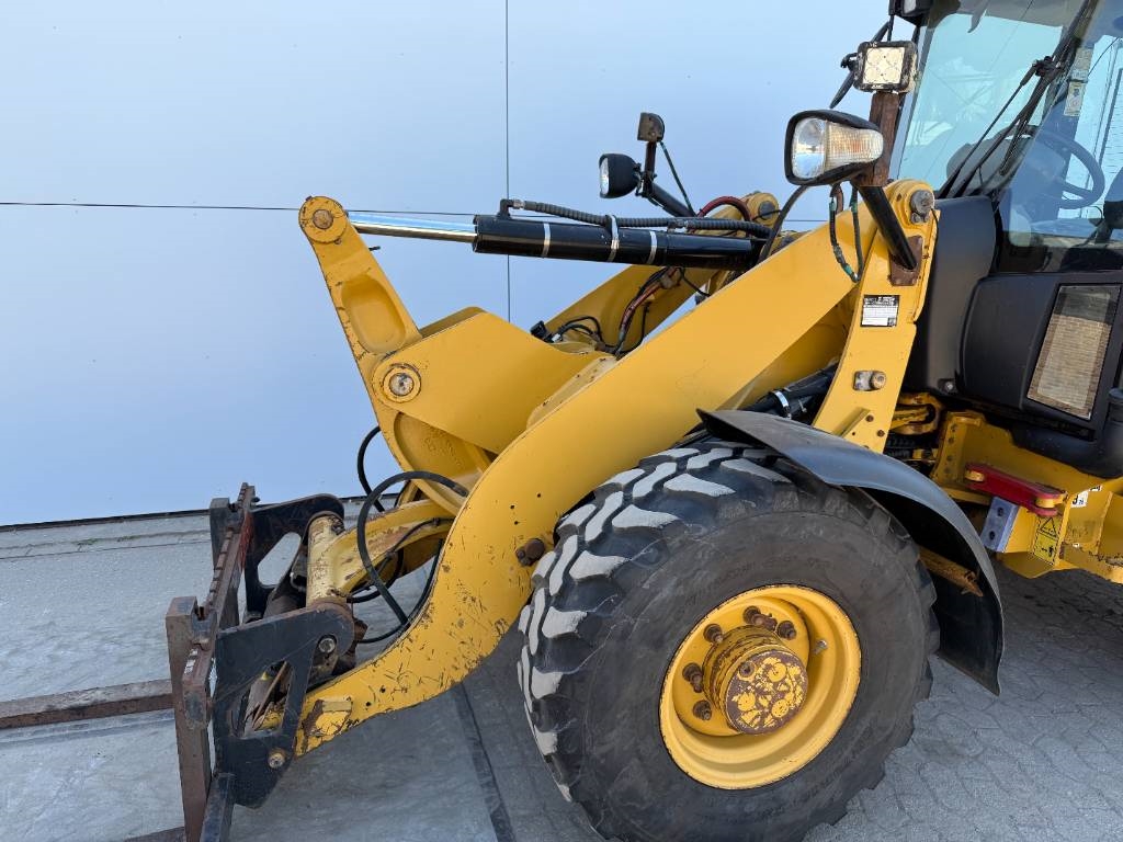 CAT 906H - Auto Greasing / Quick Coupler
