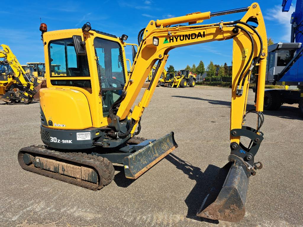 Hyundai R30 Z-9AK